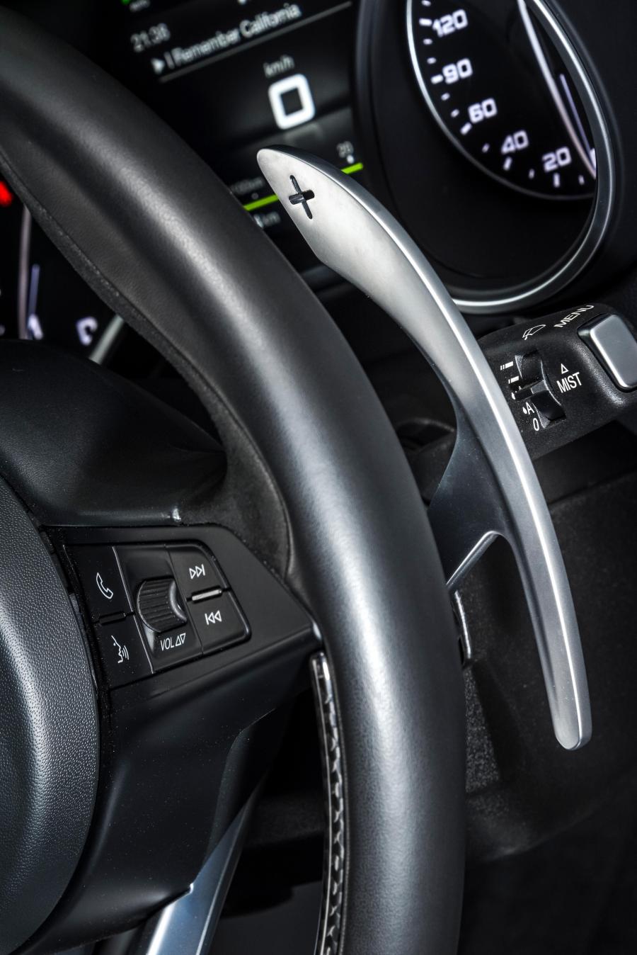 Детали интерьера Alfa Romeo Stelvio Quadrifoglio (949) 2019 года  (ZA) (фото 18 из 42)